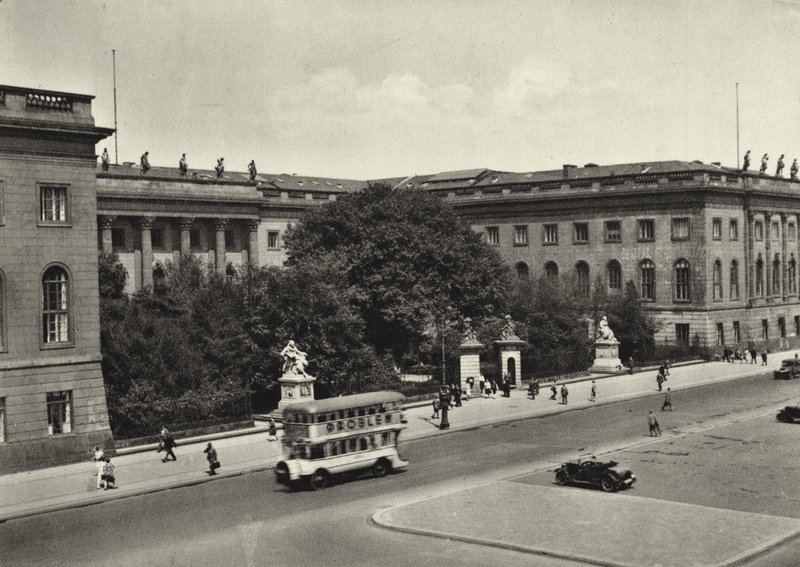 Berlin: Uniwersytet; Uniwersytet (zdjęcie czarno-białe) autorstwa Sasha Stone
