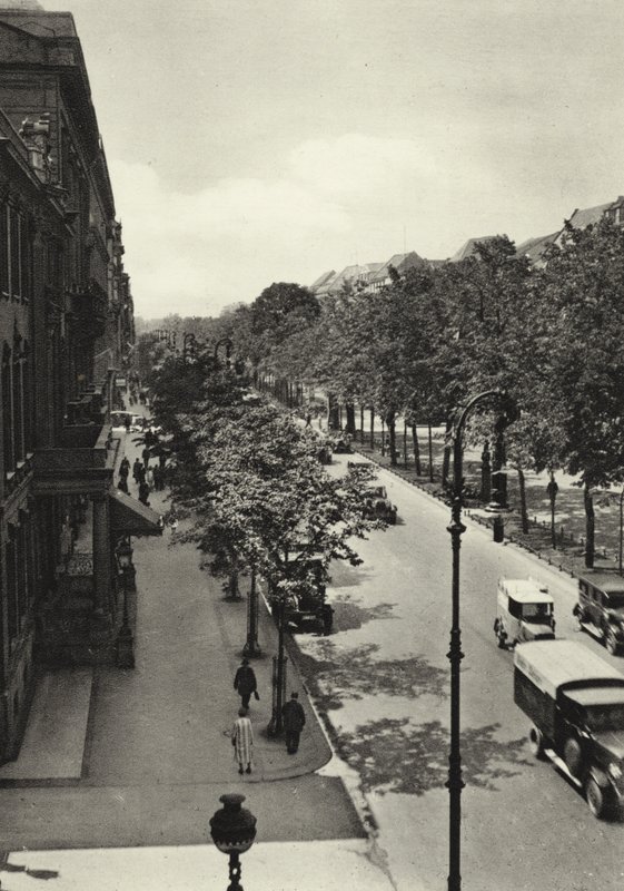 Berlin: Unter den Linden (zdjęcie czarno-białe) autorstwa Sasha Stone