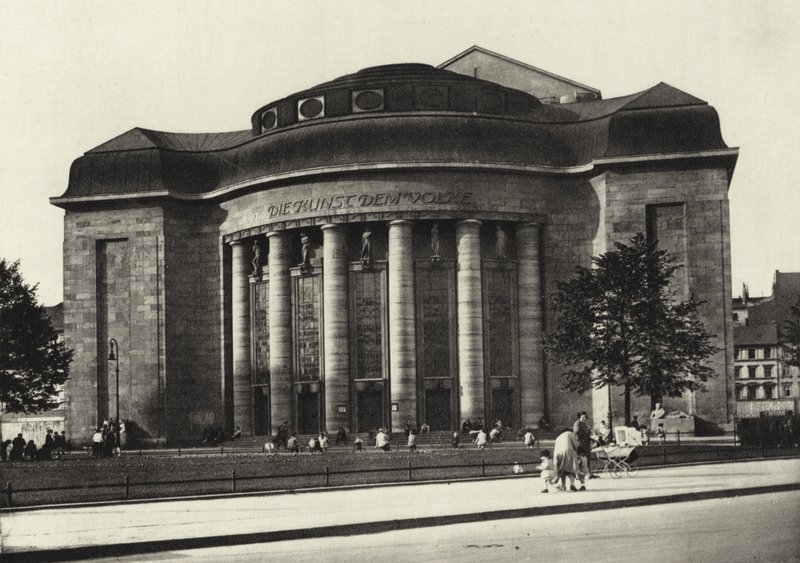 Berlin: Volksbuhne (zdjęcie czarno-białe) autorstwa Sasha Stone