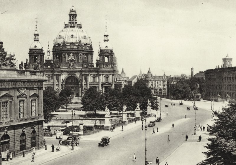 Berlin: Vor der Schlossbrücke; Przed Mostem Pałacowym (zdjęcie czarno-białe) autorstwa Sasha Stone