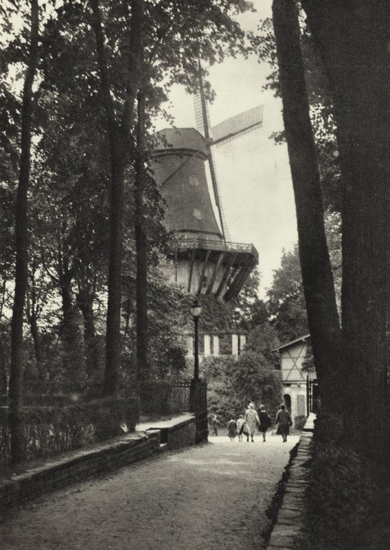 Poczdam, zabytkowy wiatrak w Sanssouci; Zabytkowy wiatrak w Sanssouci (zdjęcie czarno-białe) autorstwa Sasha Stone