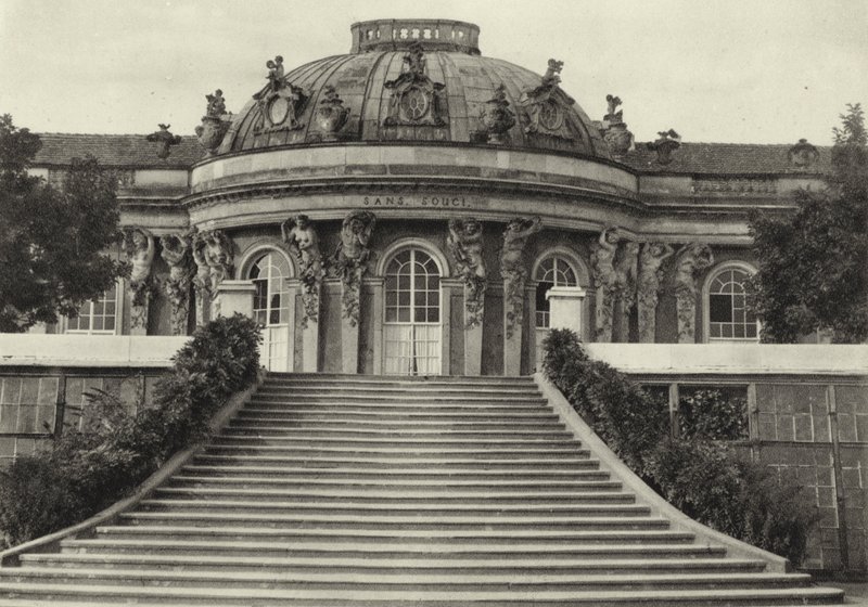 Poczdam, Schloss Sanssouci; Pałac Sanssouci (zdjęcie czarno-białe) autorstwa Sasha Stone