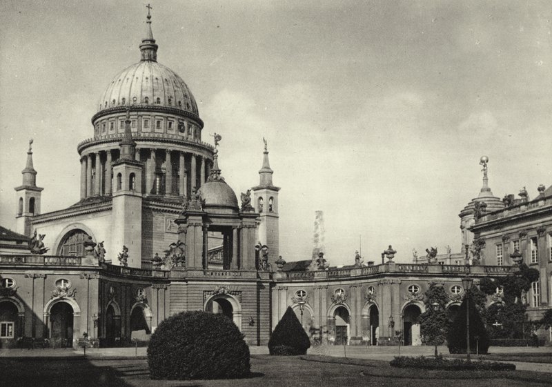 Poczdam, pałac miejski, widok na Nikolaikirche; Pałac Miejski, Widok św. Mikołaja (zdjęcie czarno-białe) autorstwa Sasha Stone