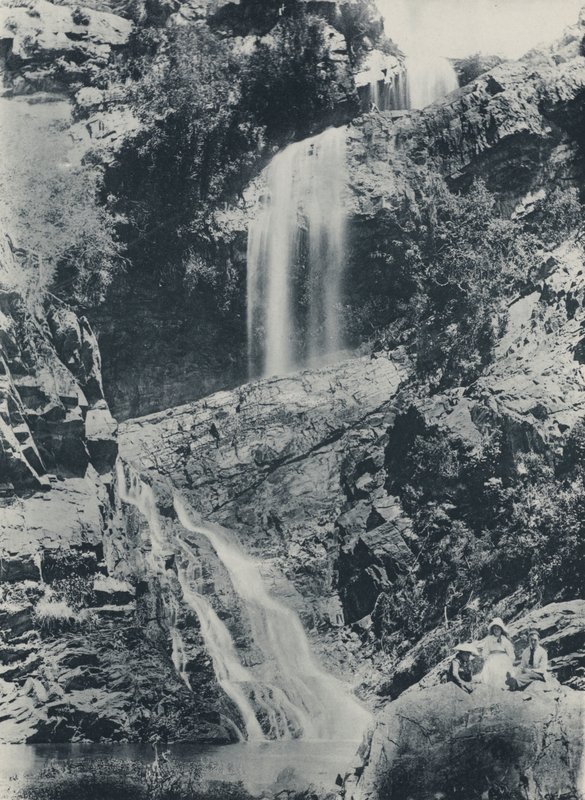 Miejsce piknikowe w Johannesburgu, Wodospad Krugera (zdjęcie czarno-białe) autorstwa South African Photographer