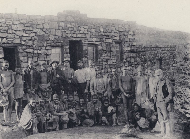 Grupa Górnicza (zdjęcie czarno-białe) autorstwa South African Photographer