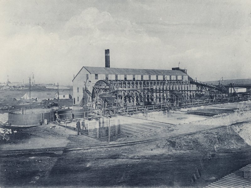 City and Suburban Gold Mining Company, nowa fabryka baterii i cyjanku (zdjęcie czarno-białe) autorstwa South African Photographer