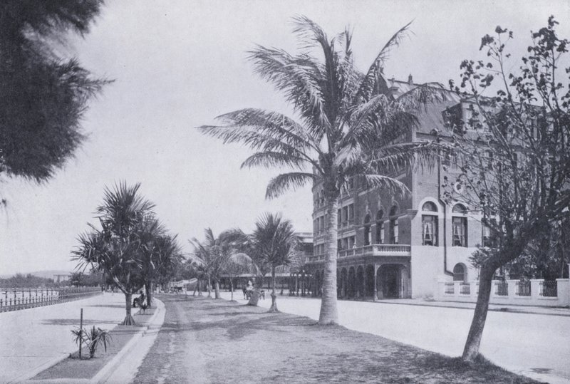 Esplanade, przedstawiający Marine Hotel, Durban (zdjęcie czarno-białe) autorstwa South African Photographer