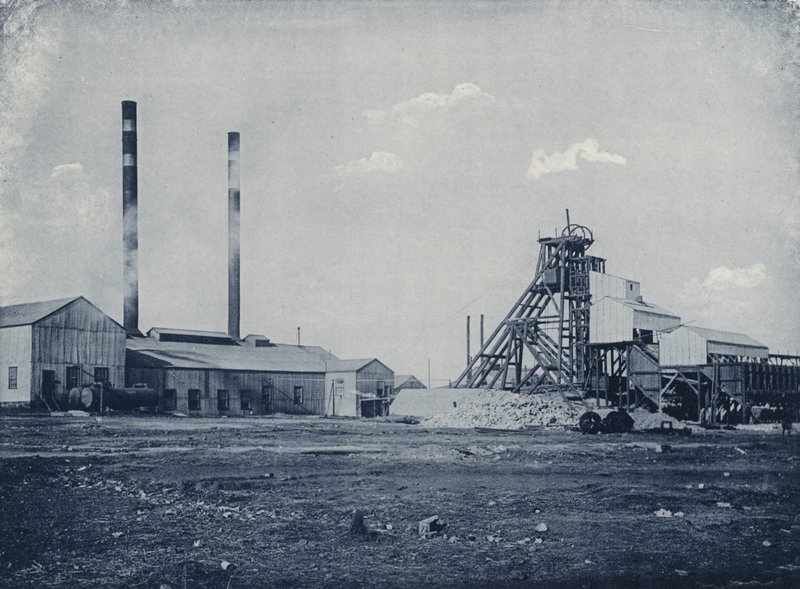 Head Gear, Ferreira Gold Mining Company (zdjęcie czarno-białe) autorstwa South African Photographer