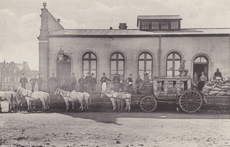 Historyczne widoki, ostatni autokar z angielską pocztą i starą pocztą (zdjęcie czarno-białe) autorstwa South African Photographer