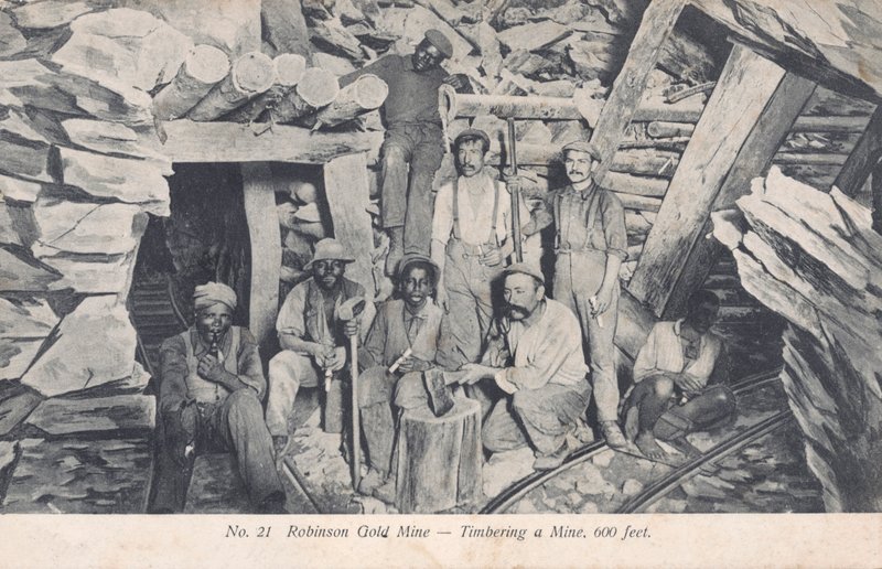 Górnicy instalujący drewniane podpory 600 stóp pod ziemią, Robinson Gold Mine, Republika Południowej Afryki (zdjęcie czarno-białe) autorstwa South African Photographer