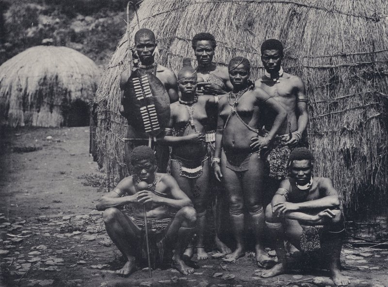 Native at Home (zdjęcie czarno-białe) autorstwa South African Photographer