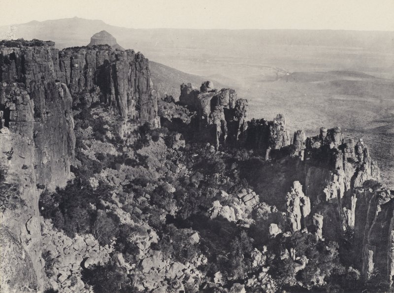 Dolina spustoszenia (zdjęcie czarno-białe) autorstwa South African Photographer