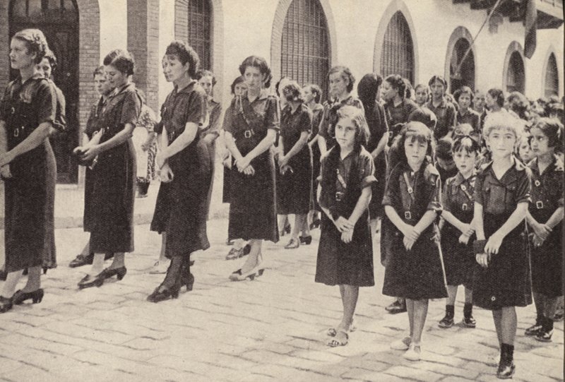 Kobieca sekcja ruchu falangistowskiego w Hiszpanii pod rządami Francisco Franco (zdjęcie czarno-białe) autorstwa Spanish Photographer