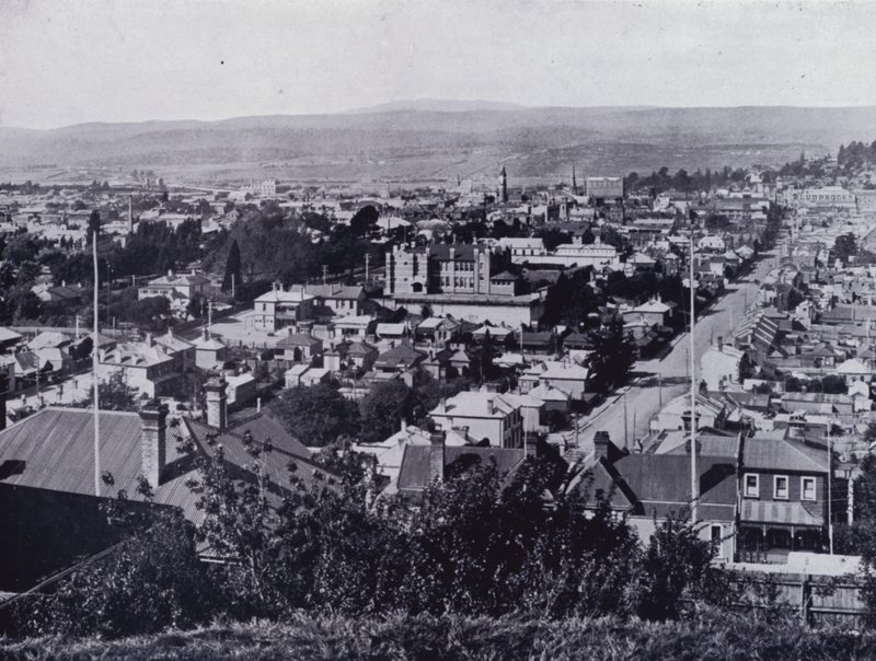 Launceston: Widok z Upper Brisbane Street, z widokiem na ulice Brisbane i Paterson, State High School w centrum (zdjęcie czarno-białe) autorstwa Stephen Spurling