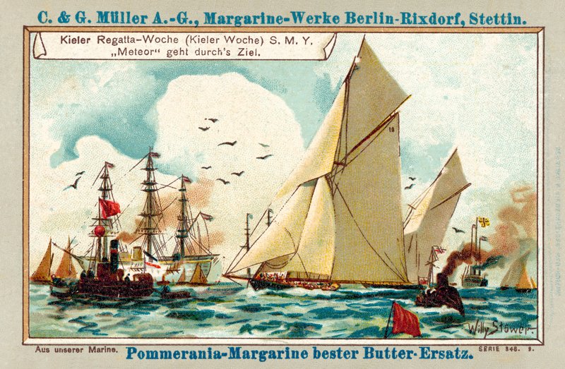 Jacht Kaisera Meteor przekraczający linię mety podczas regat Kiloński Tydzień (chromolitho) autorstwa Stoewer Willy