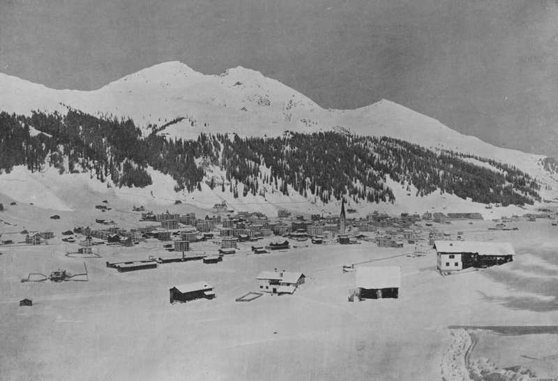 Davos-Platz i Strelahorn (zdjęcie czarno-białe) autorstwa Swiss Photographer