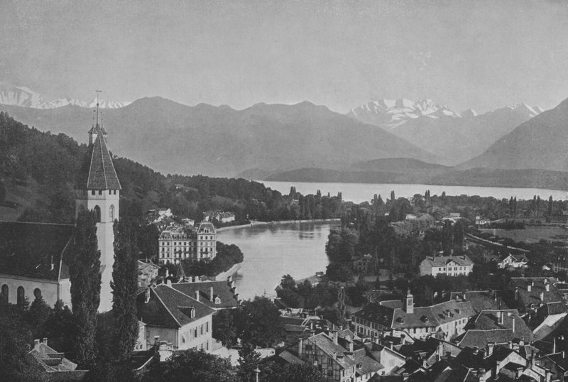 Thun, jezioro i Alpy (zdjęcie czarno-białe) autorstwa Swiss Photographer