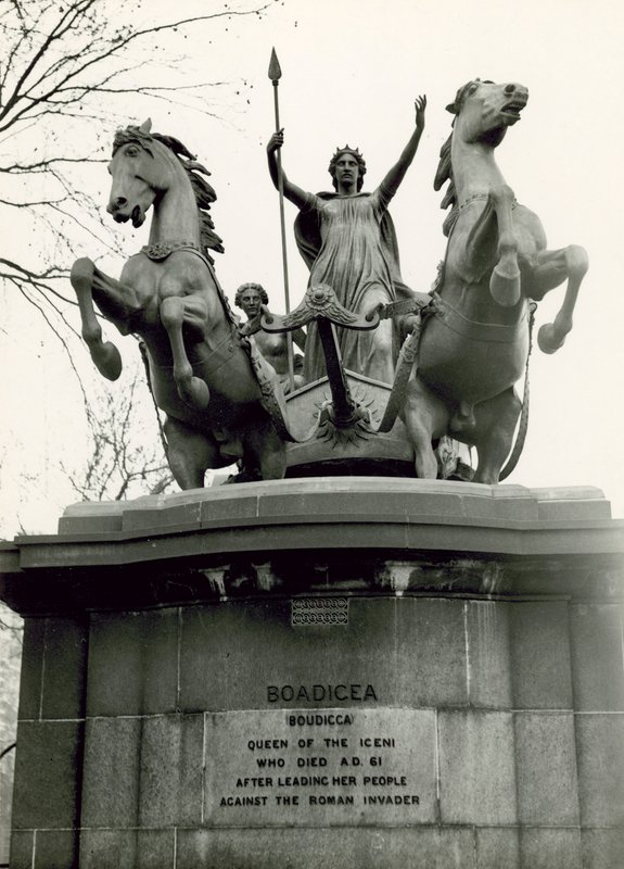 Boadicea i jej córki, grupa rzeźbiarzy z brązu, 1885 autorstwa Thomas Thornycroft