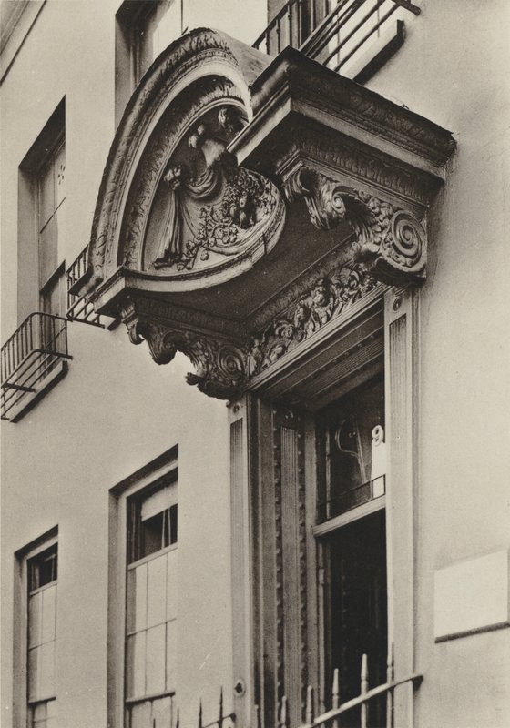 Doorway, 9, Grosvenor Road, Londyn (zdjęcie czarno-białe) autorstwa William Galsworthy Davie