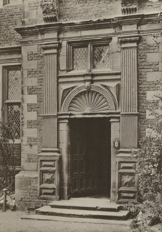 Doorway, Aston Hall, Warwickshire (zdjęcie czarno-białe) autorstwa William Galsworthy Davie