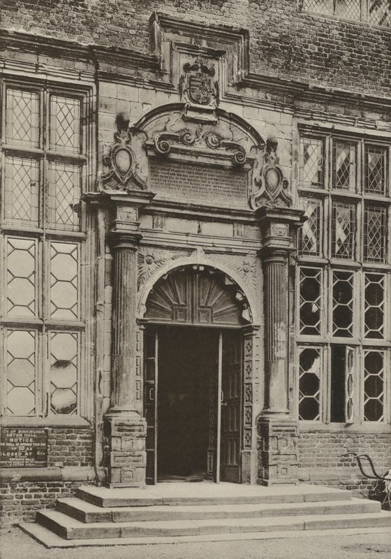 Doorway, Aston Hall, Warwickshire (zdjęcie czarno-białe) autorstwa William Galsworthy Davie