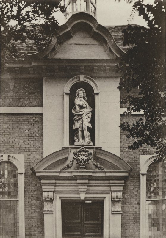 Drzwi, Berkeley Almshouses, Worcester (zdjęcie czarno-białe) autorstwa William Galsworthy Davie