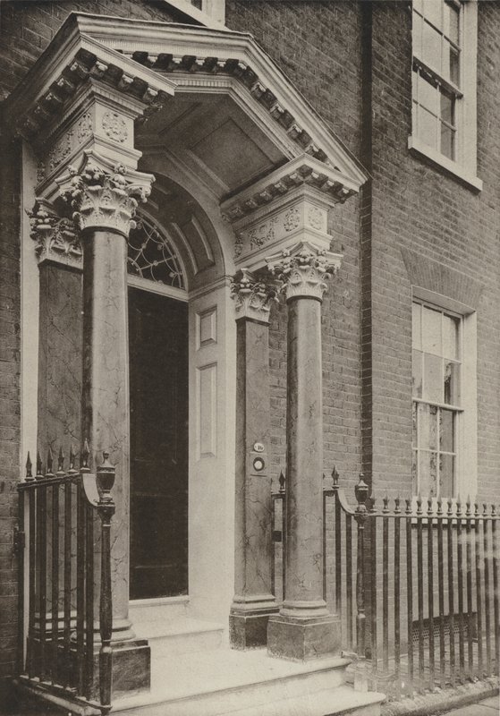 Doorway, Brighton Road, Reigate, Surrey (zdjęcie czarno-białe) autorstwa William Galsworthy Davie