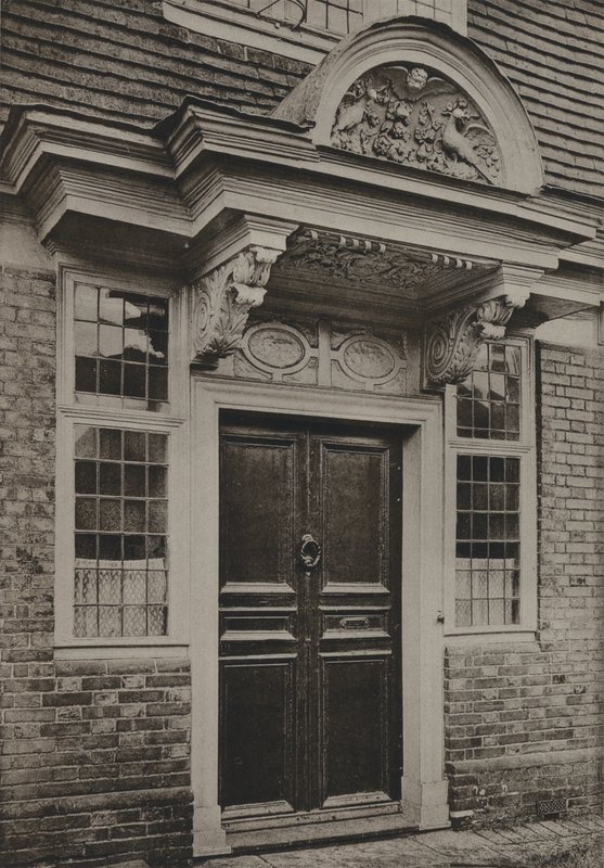 Drzwi, Burwash, Sussex (zdjęcie czarno-białe) autorstwa William Galsworthy Davie