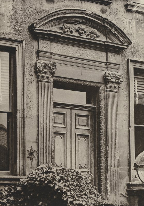 Doorway, Chipping Campden, Gloucestershire (zdjęcie czarno-białe) autorstwa William Galsworthy Davie