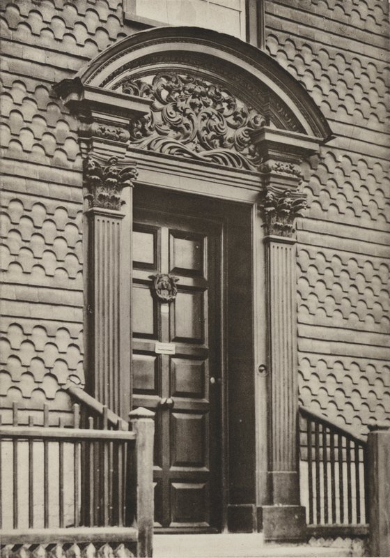 Drzwi, Cranbrook, Kent (zdjęcie czarno-białe) autorstwa William Galsworthy Davie