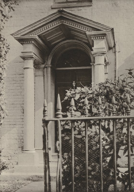 Drzwi, Cranbrook, Kent (zdjęcie czarno-białe) autorstwa William Galsworthy Davie