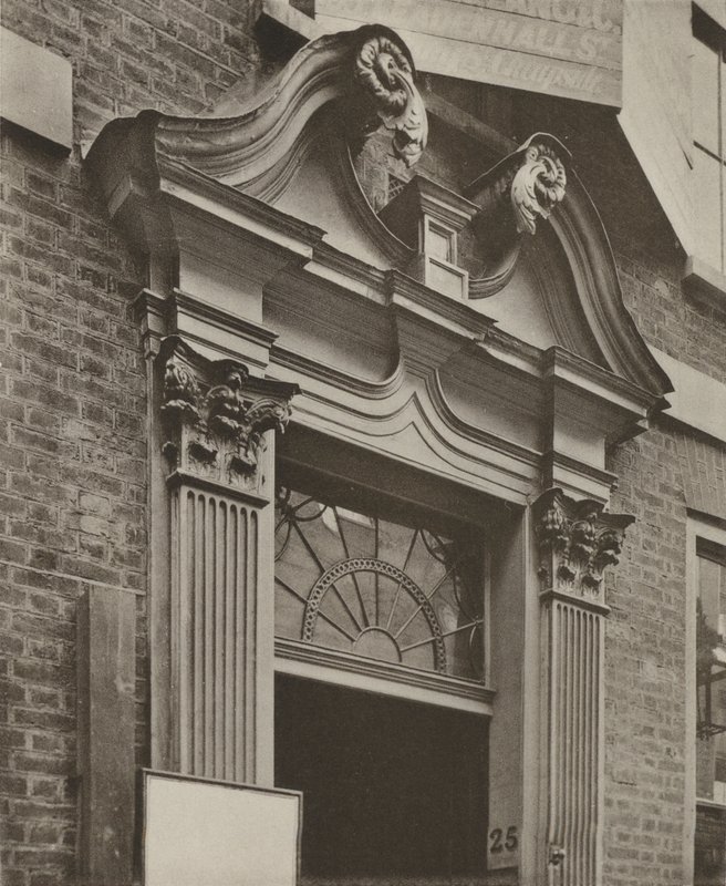 Doorway, Crutched Friars, Londyn (zdjęcie czarno-białe) autorstwa William Galsworthy Davie