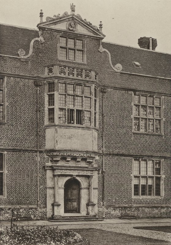 Doorway, Entrance Bay, South Wing, Cobham Hall (zdjęcie czarno-białe) autorstwa William Galsworthy Davie