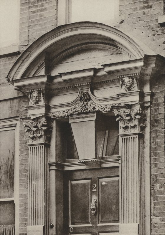 Doorway, Great St Helens, Londyn (czarno-białe zdjęcie) autorstwa William Galsworthy Davie