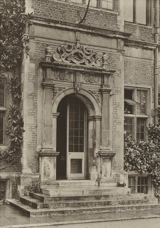 Drzwi, na sądzie, Hatfield House (zdjęcie czarno-białe) autorstwa William Galsworthy Davie