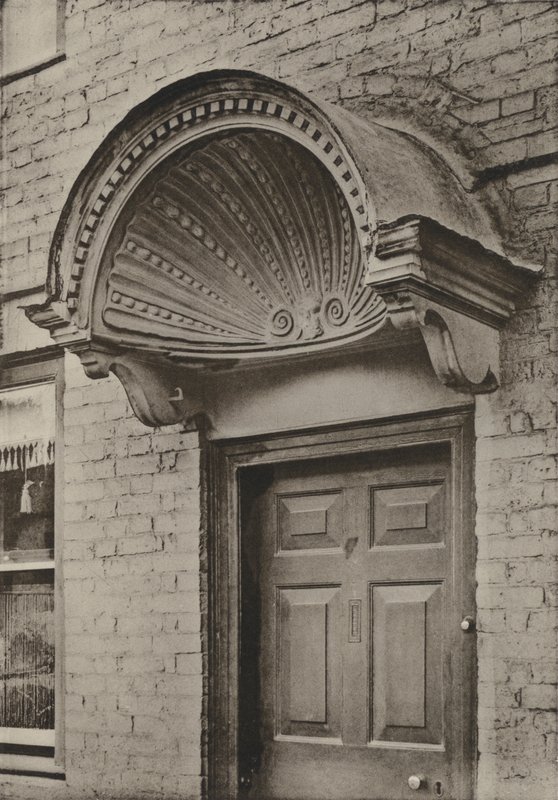 Doorway, Ledbury, Herefordshire (zdjęcie czarno-białe) autorstwa William Galsworthy Davie