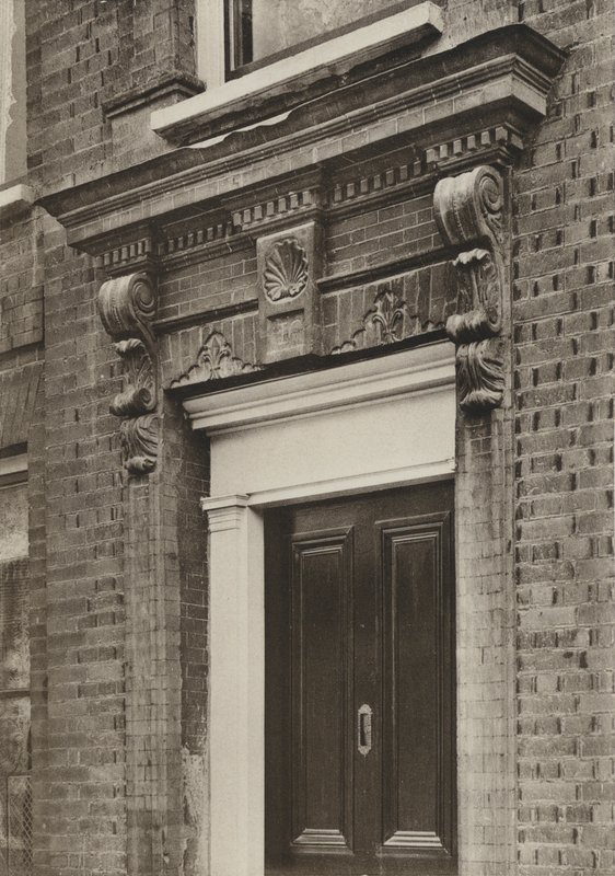 Drzwi, Longbridge House, Farnham, Surrey (zdjęcie czarno-białe) autorstwa William Galsworthy Davie