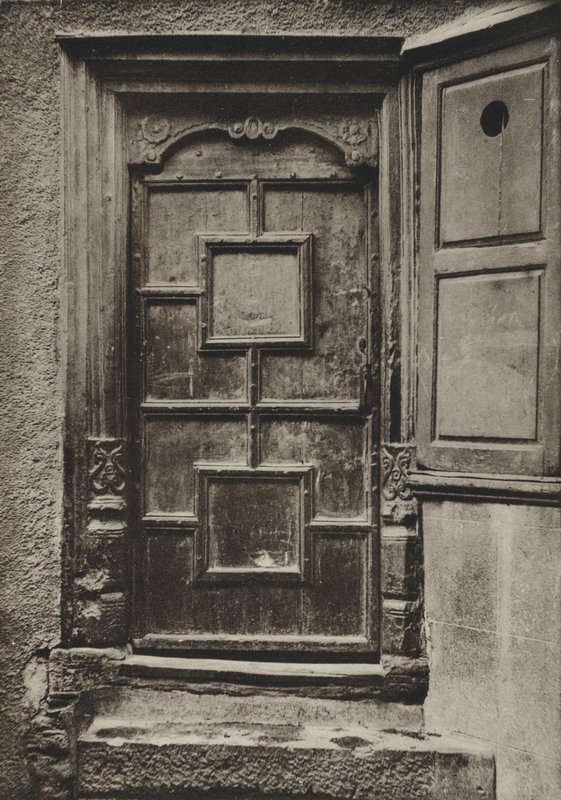 Doorway, Looe Street, Plymouth (zdjęcie czarno-białe) autorstwa William Galsworthy Davie
