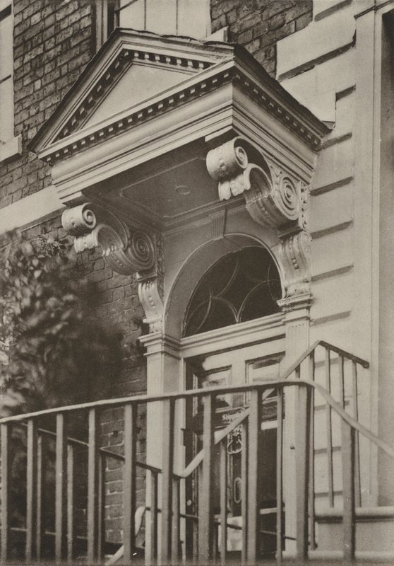 Doorway, Lower Bridge Street, Chester (zdjęcie czarno-białe) autorstwa William Galsworthy Davie