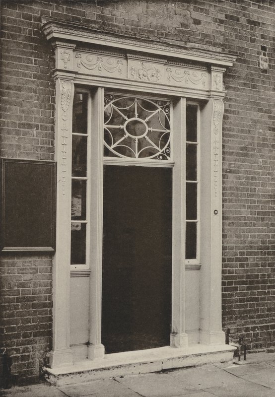 Doorway, Newbury, Berks (zdjęcie czarno-białe) autorstwa William Galsworthy Davie