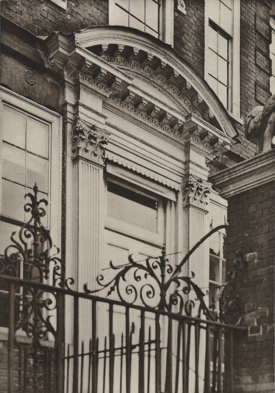 Drzwi, North Pallant, Chichester (zdjęcie czarno-białe) autorstwa William Galsworthy Davie