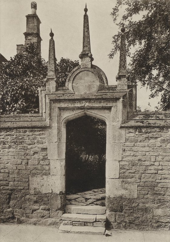 Drzwi, przytułki Paynis, Oundle (zdjęcie czarno-białe) autorstwa William Galsworthy Davie