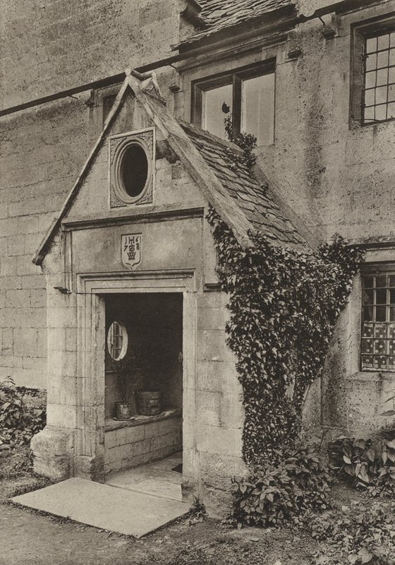 Doorway, Ganek w Cap Mill, Painswick, Gloucestershire (zdjęcie czarno-białe) autorstwa William Galsworthy Davie