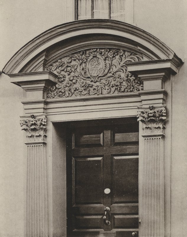 Drzwi, Pudding Lane, Maidstone, Kent (zdjęcie czarno-białe) autorstwa William Galsworthy Davie