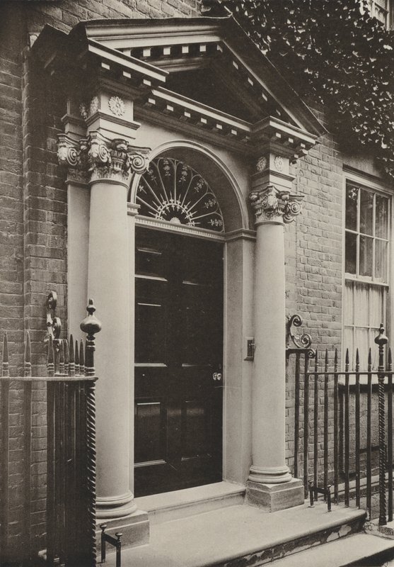 Doorway, Redhill Road, Reigate, Surrey (zdjęcie czarno-białe) autorstwa William Galsworthy Davie