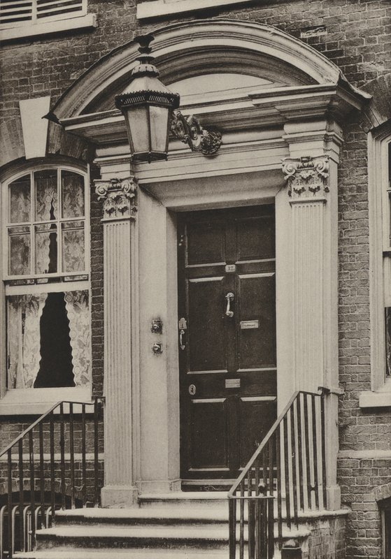 Doorway, Southgate Street, Winchester (zdjęcie czarno-białe) autorstwa William Galsworthy Davie