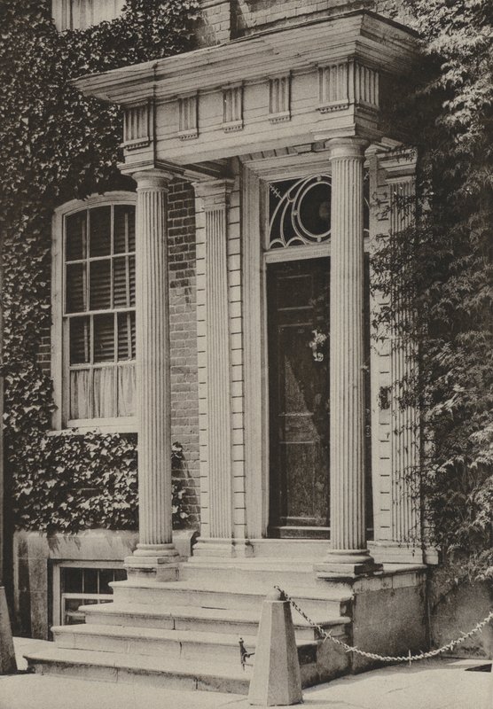 Doorway, Southgate Street, Winchester (zdjęcie czarno-białe) autorstwa William Galsworthy Davie