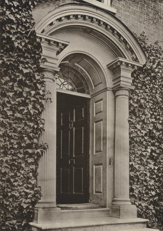 Drzwi, Steyning, Sussex (zdjęcie czarno-białe) autorstwa William Galsworthy Davie