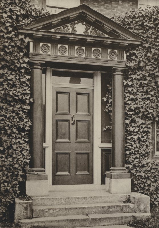 Drzwi, Tenterden, Kent (zdjęcie czarno-białe) autorstwa William Galsworthy Davie