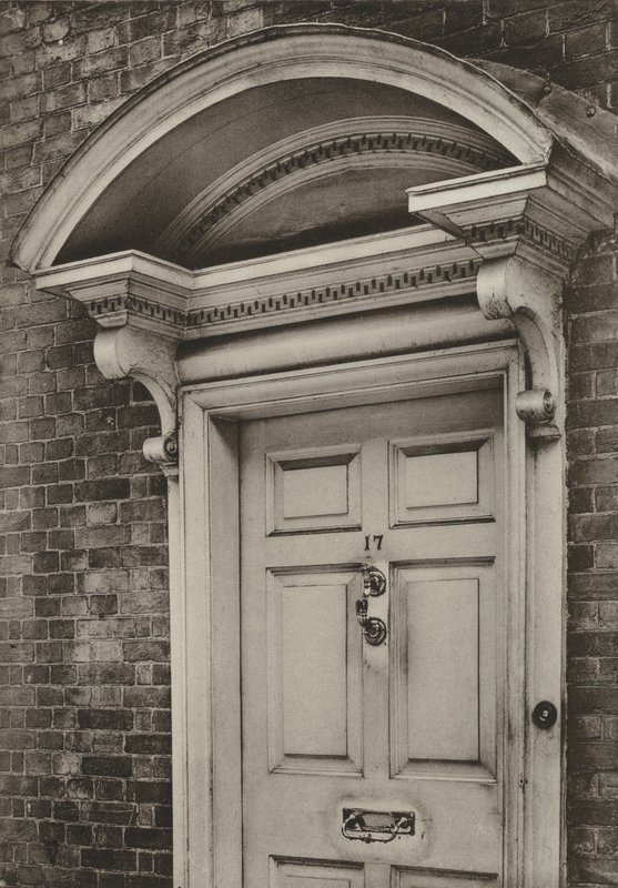 Doorway, The Causeway, Horsham, Sussex (zdjęcie czarno-białe) autorstwa William Galsworthy Davie